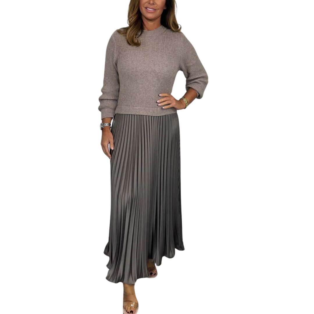 Lang Bluse med Plisseret Nederdel