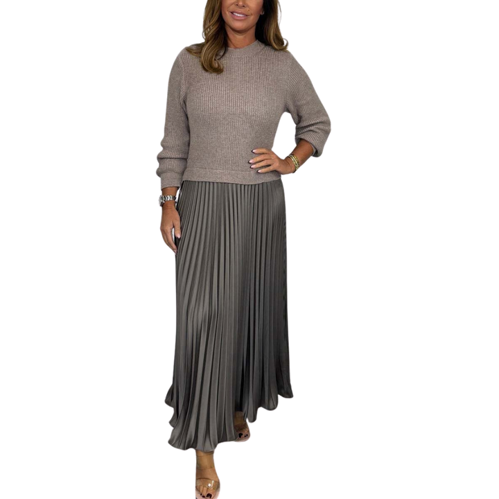 Lang Bluse med Plisseret Nederdel